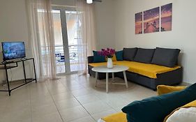 Riviera Beach, Seaside Spacious Apt.
